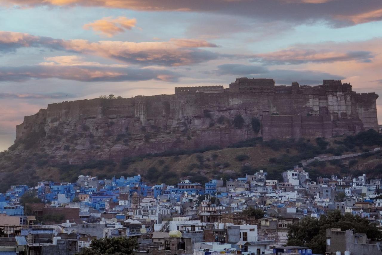 ホテル Hinduja Haveli Gulab Sagar ジョードプル エクステリア 写真