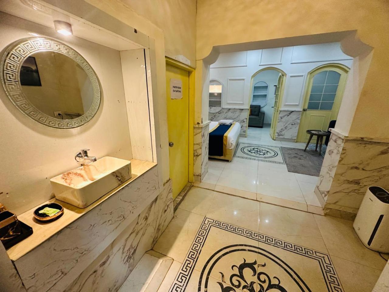 ホテル Hinduja Haveli Gulab Sagar ジョードプル エクステリア 写真